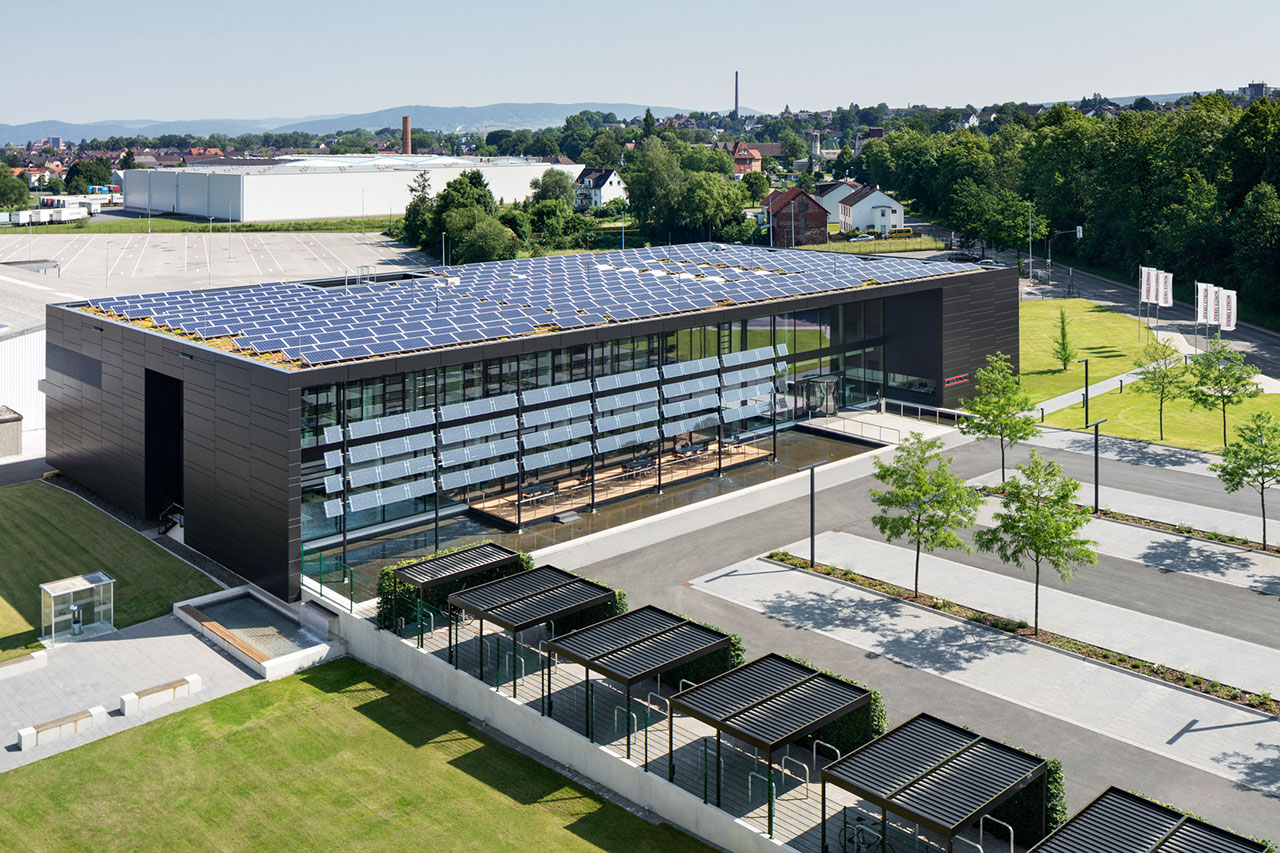 Sonnenstandgeführte Photovoltaiklamellen | Energy Campus Stiebel Eltron