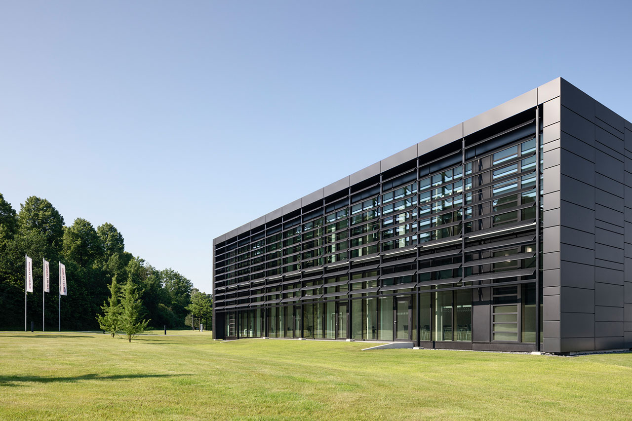 Sonnenstandgeführte Lochblechlamellen Energy Campus Stiebel Eltron